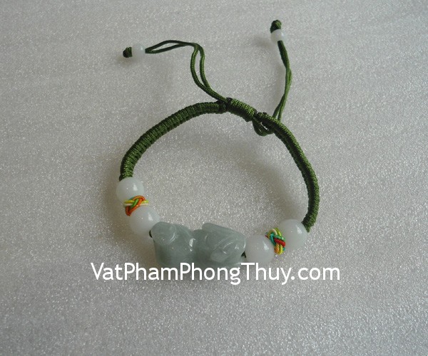 Vòng tay dây rút xanh nhạt Tỳ hưu và 4 hạt trắng Myanmar (Miến Điện, Vân Nam). S975 ty huu day xanh nhat s975 Vòng tay dây rút xanh nhạt Tỳ hưu và 4 hạt trắng Myanmar (Miến Điện, Vân Nam). S975